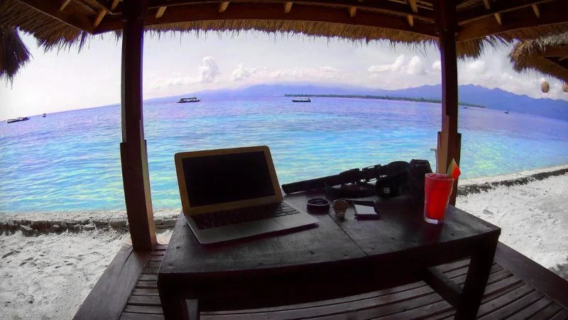 The Mechanics of Modern Nomad Life